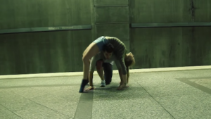 a-couple-did-an-awesome-dance-routine-on-a-subway-platform-4Bq