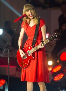 November 6, 2012: Taylor Swift performing after switching on the Christmas lights at Westfield Shepherds Bush in London, UK. Mandatory Credit: Zak Hussein/INFphoto.com Ref: infuklo-108|sp|
